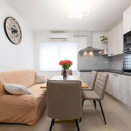 Any - 3 Bedrooms, Free Wifi, Old Town Apartment Zadar